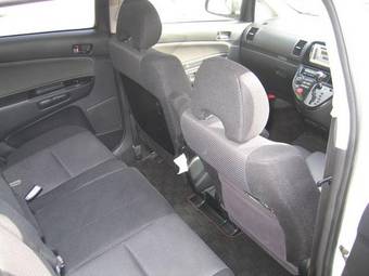 2003 Toyota Wish Pictures