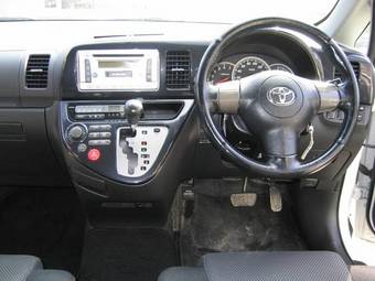2003 Toyota Wish Photos