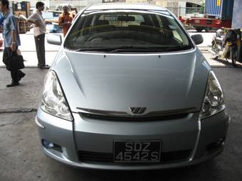 2003 Toyota Wish Photos