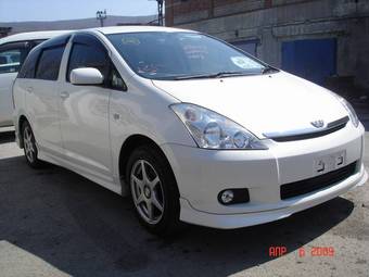 2003 Toyota Wish Photos