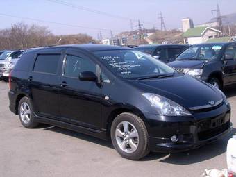 2003 Toyota Wish Photos