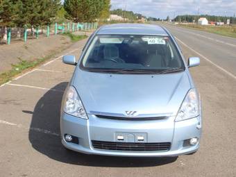 2003 Toyota Wish Photos