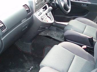 2003 Toyota Wish Photos