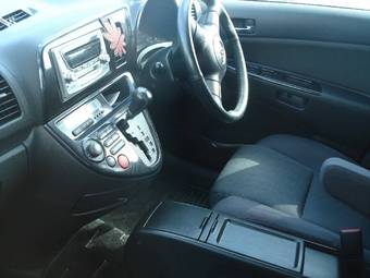 2003 Toyota Wish Photos