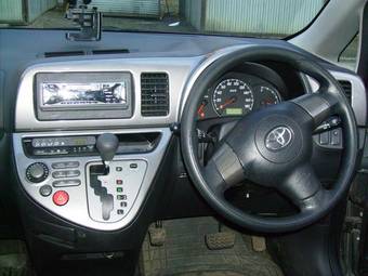 2003 Toyota Wish Pictures