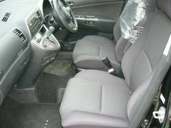 2003 Toyota Wish Photos