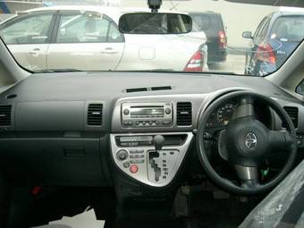 2003 Toyota Wish Photos