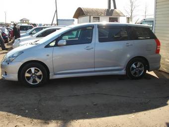 2003 Toyota Wish Photos