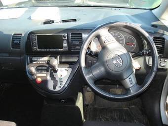 2003 Toyota Wish Pictures