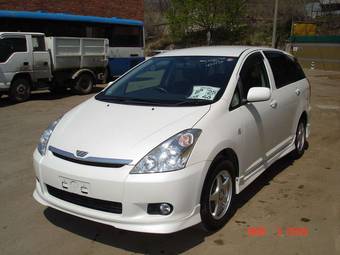 2003 Toyota Wish Photos