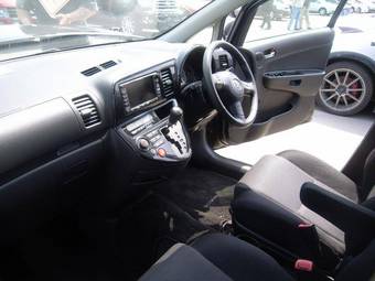 2003 Toyota Wish Photos