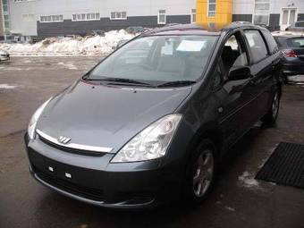 2003 Toyota Wish Photos