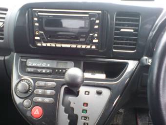 2003 Toyota Wish Pictures