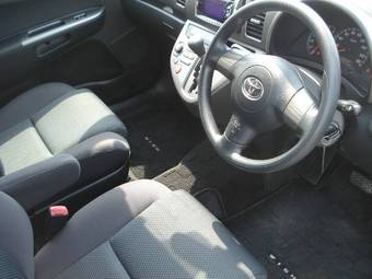 2003 Toyota Wish Photos