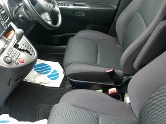2003 Toyota Wish Photos