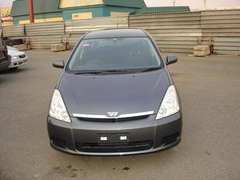 2003 Toyota Wish Photos