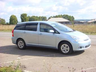 2003 Toyota Wish Photos