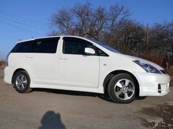 2003 Toyota Wish Photos