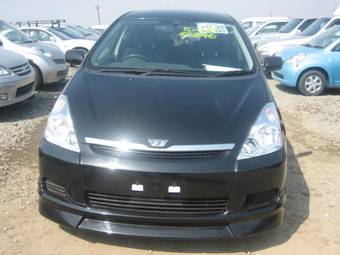 2003 Toyota Wish Photos