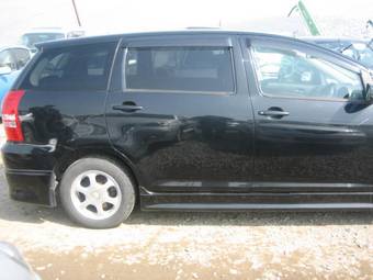2003 Toyota Wish Photos