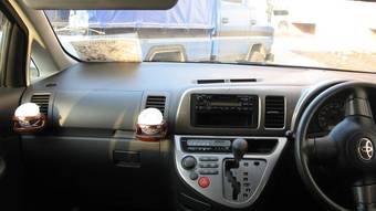 2003 Toyota Wish Wallpapers