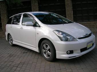 2003 Toyota Wish Photos
