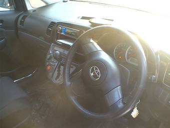 2003 Toyota Wish Pictures