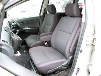 2003 Toyota Wish Photos