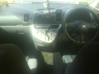 2003 Toyota Wish Pictures