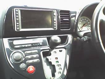 2003 Toyota Wish Photos