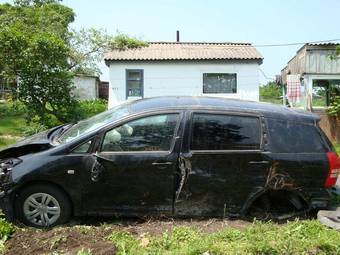 2003 Toyota Wish Photos