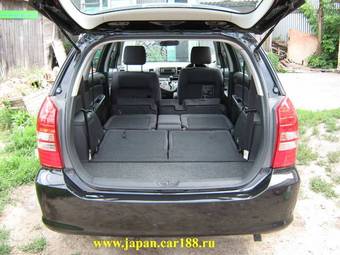 2003 Toyota Wish Pictures