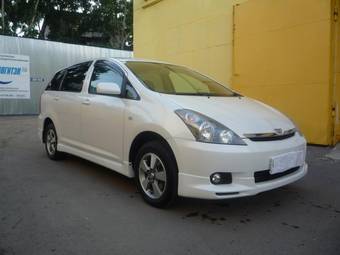 2003 Toyota Wish Photos