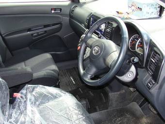 2003 Toyota Wish Pictures