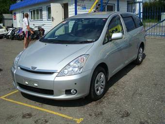 2003 Toyota Wish Photos