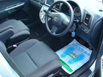 2003 Toyota Wish Images