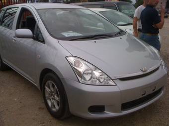2003 Toyota Wish Photos