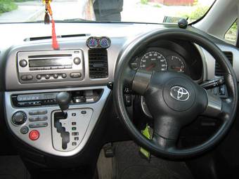 2003 Toyota Wish Pictures