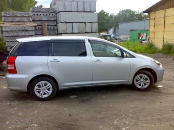 2003 Toyota Wish Photos