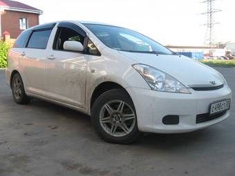 2003 Toyota Wish Photos