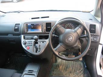 2003 Toyota Wish Wallpapers