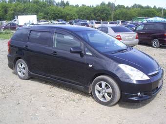 2003 Toyota Wish Photos
