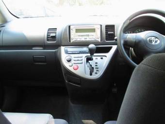 2003 Toyota Wish Photos