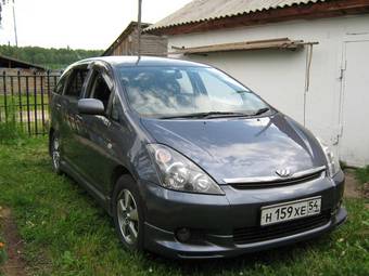 2003 Toyota Wish Photos