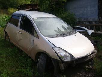 2003 Toyota Wish Photos