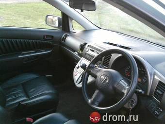 2003 Toyota Wish Pictures