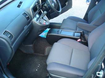 2003 Toyota Wish Pictures