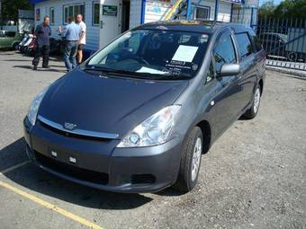 2003 Toyota Wish Photos