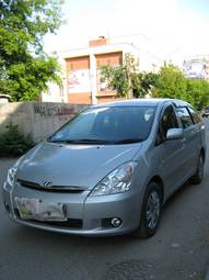 2003 Toyota Wish Photos