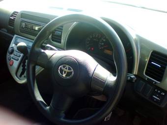 2003 Toyota Wish Pictures